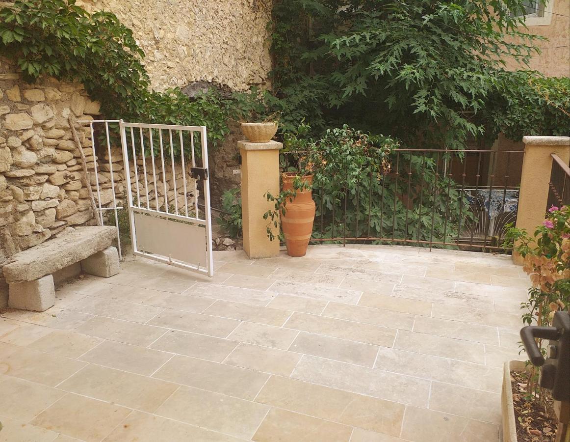 Maison Au Coeur De Fontaine De Vaucluse, Nichee Sur Le Rocher Et Surplombant La Sorgue Exteriör bild